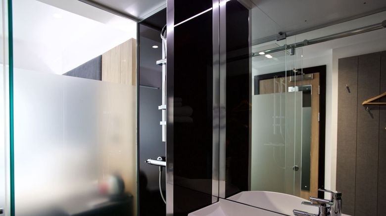 <b>Z Hotel Bath Room</b>. Images powered by <a href="https://www.leonardoworldwide.com/" title="Leonardo Worldwide" target="_blank">Leonardo</a>.