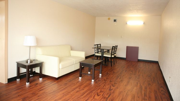 Red Roof Inn & Suites Cave City Suite