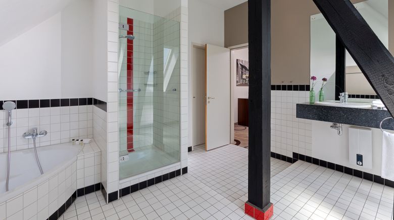 <b>Sheraton Hannover Pelikan Hotel Room</b>. Images powered by <a href="https://www.leonardoworldwide.com/" title="Leonardo Worldwide" target="_blank">Leonardo</a>.