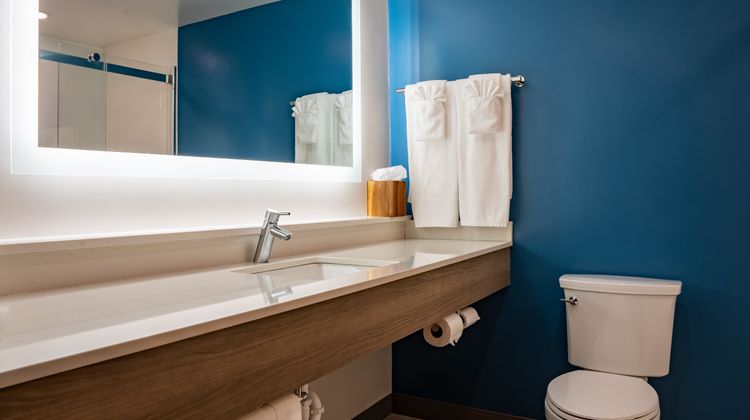 Holiday Inn Express & Suites Room