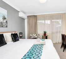 Peninsula Motor Inn Room