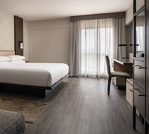 Marriott Riverside at Convention Center Room