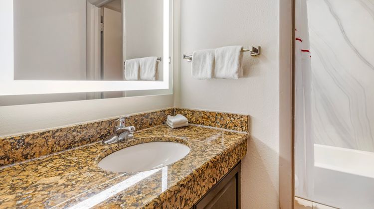 Red Roof Inn & Suites Newport News Room