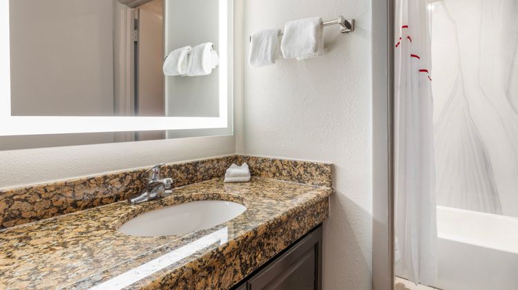 Red Roof Inn & Suites Newport News Room