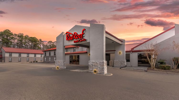 Red Roof Inn & Suites Newport News Exterior