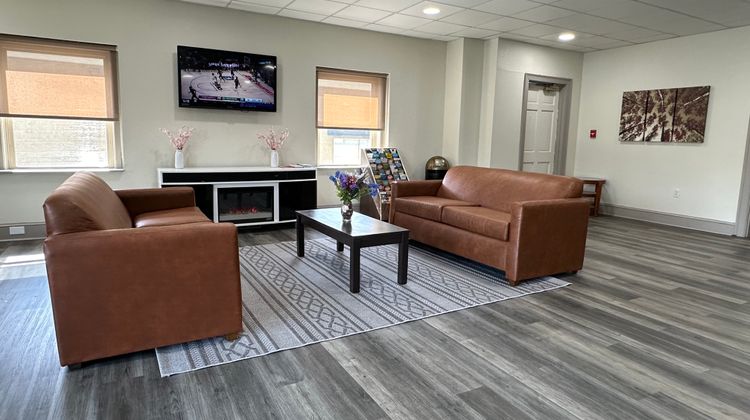 HomeTowne Studios Richmond - W Broad St Lobby