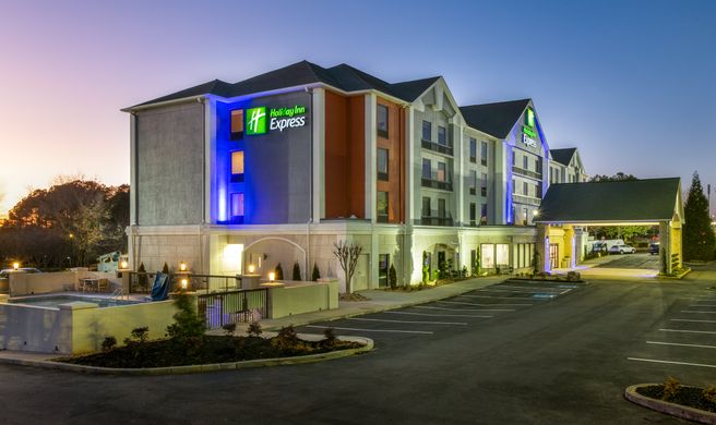 Holiday Inn Express Atlanta W Theme Park Exterior