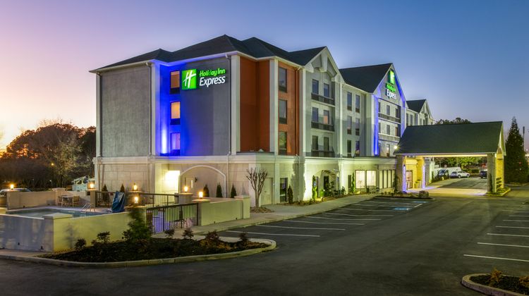 Holiday Inn Express Atlanta W Theme Park Exterior