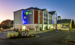 Holiday Inn Express Atlanta W Theme Park