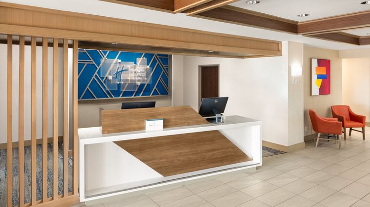 Holiday Inn Express Hotel & Suites Exterior