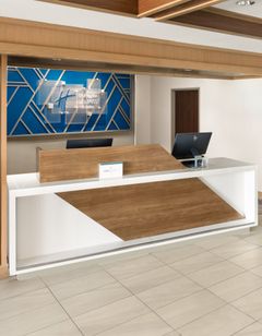 Holiday Inn Express Hotel & Suites
