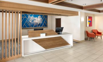 Holiday Inn Express Hotel & Suites