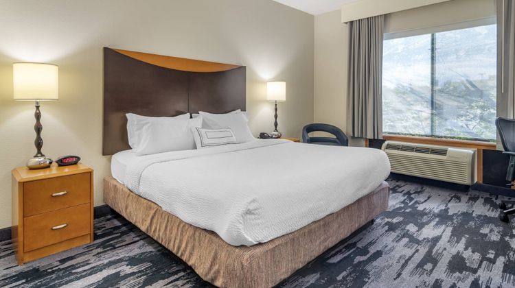 Fairfield Inn & Suites Commerce Room