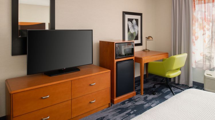 Fairfield Inn & Suites Portland Airport Room