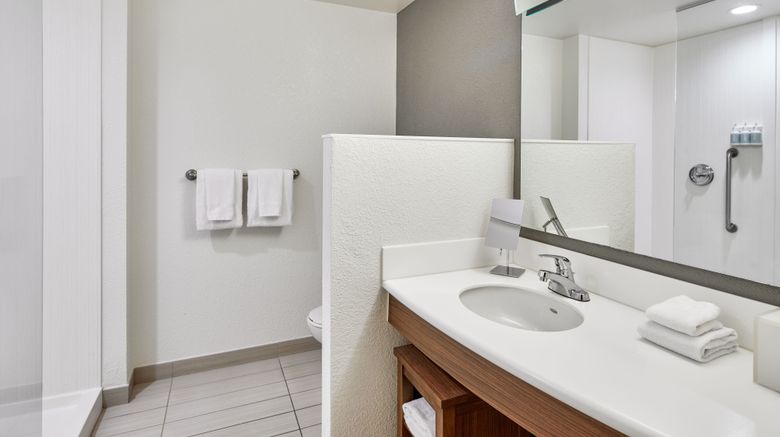 <b>Courtyard St Petersburg Clearwater Room</b>. Images powered by <a href="https://www.leonardoworldwide.com/" title="Leonardo Worldwide" target="_blank">Leonardo</a>.
