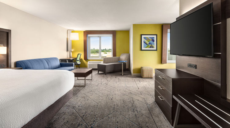 Holiday Inn Express & Suites Redding Suite