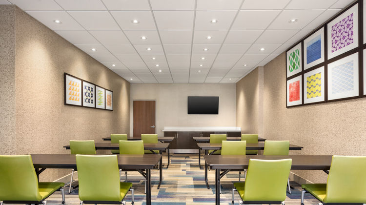 Holiday Inn Express & Suites Redding Meeting