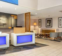 Holiday Inn Express & Suites Redding Exterior