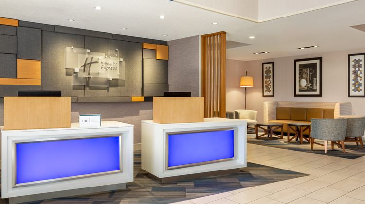 Holiday Inn Express & Suites Redding Exterior