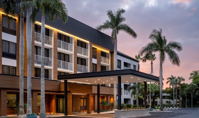 Courtyard by Marriott Naples Exterior
