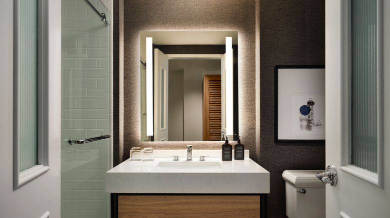 <b>Sheraton Erie Bayfront Hotel Room</b>. Images powered by <a href="https://www.leonardoworldwide.com/" title="Leonardo Worldwide" target="_blank">Leonardo</a>.