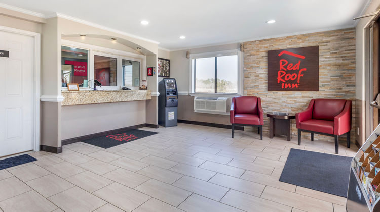 Red Roof Inn Suffolk Lobby