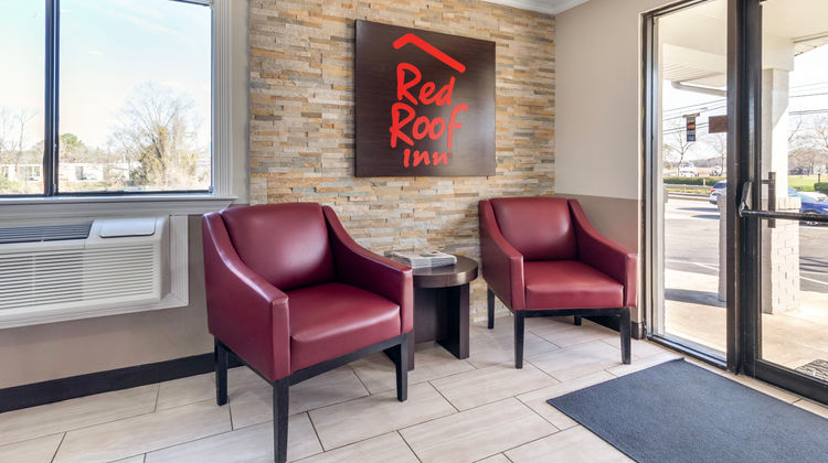 Red Roof Inn Suffolk Lobby