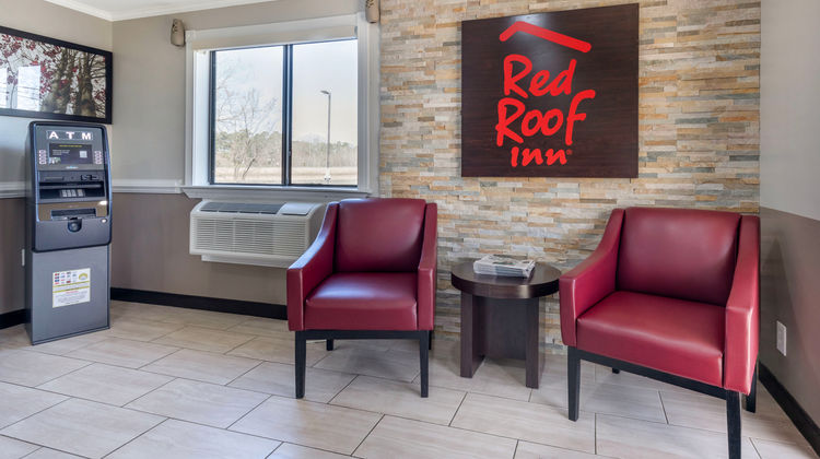 Red Roof Inn Suffolk Lobby