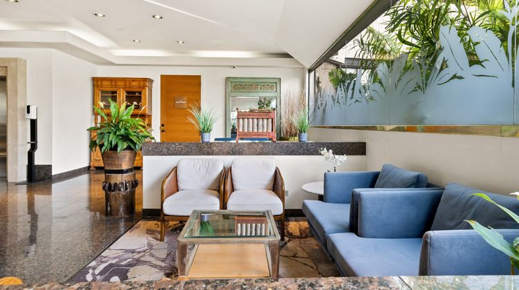 Luana Waikiki Hotel & Suites Lobby