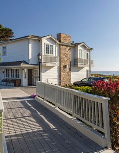 Pelican Inn & Suites