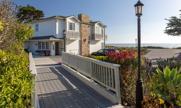 Pelican Inn & Suites