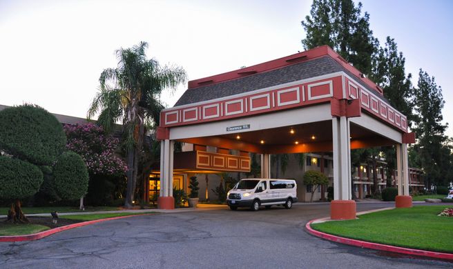 Piccadilly Inn Airport Exterior