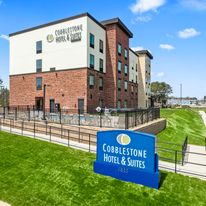 Cobblestone Hotel & Suites Main Street