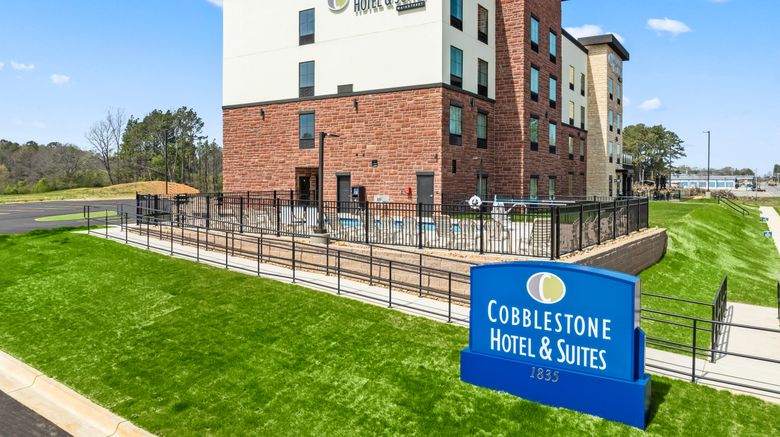<b>Cobblestone Hotel & Suites Main Street Exterior</b>. Images powered by <a href="https://www.leonardoworldwide.com/" title="Leonardo Worldwide" target="_blank">Leonardo</a>.