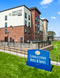 Cobblestone Hotel & Suites Main Street