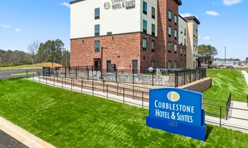 Cobblestone Hotel & Suites Main Street