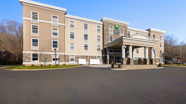 Holiday Inn Express & Sts Danbury Exterior