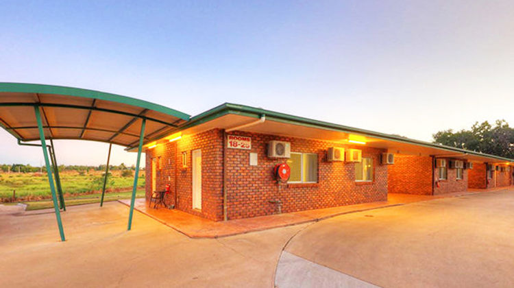 Heritage Lodge Motel Exterior