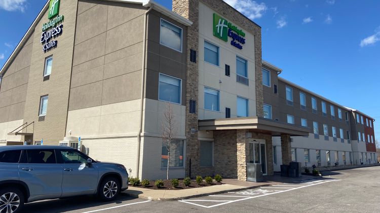 Holiday Inn Express & Suites Elyria Exterior