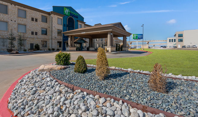Holiday Inn Express & Stes Oklahoma City Exterior