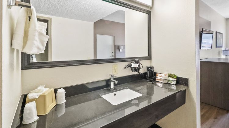 Red Roof Suites Fayetteville-Fort Bragg Room