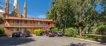 Cathedral Motor Inn Exterior