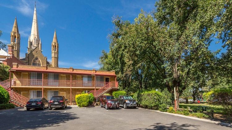 Cathedral Motor Inn Exterior