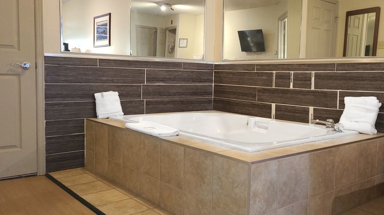 Riviera Inn & Suites Suite