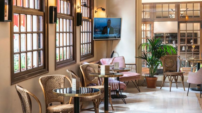 <b>Grand Hotel de l'Esperance Lobby</b>. Images powered by <a href="https://www.leonardoworldwide.com/" title="Leonardo Worldwide" target="_blank">Leonardo</a>.