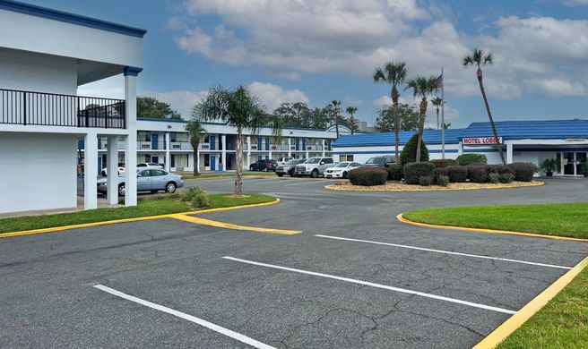 Scottish Inn Exterior