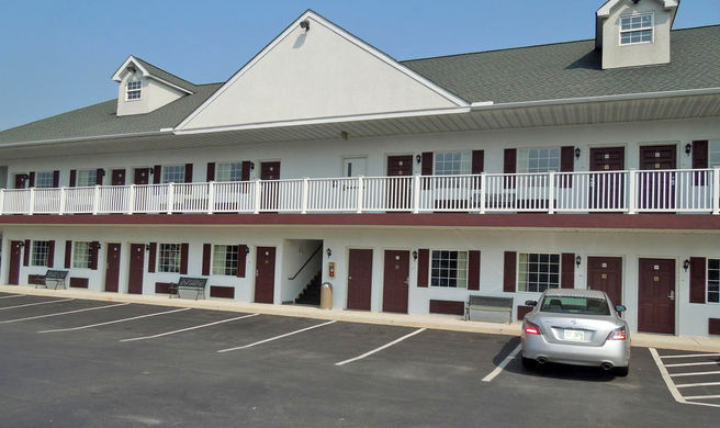 Scottish Inn Exterior