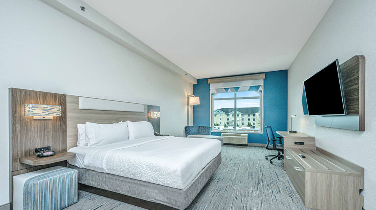 Holiday Inn Express Hotel & Suites Suite