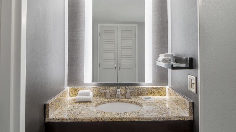 <b>Courtyard by Marriott Nashville Downtown Room</b>. Images powered by <a href="https://www.leonardoworldwide.com/" title="Leonardo Worldwide" target="_blank">Leonardo</a>.