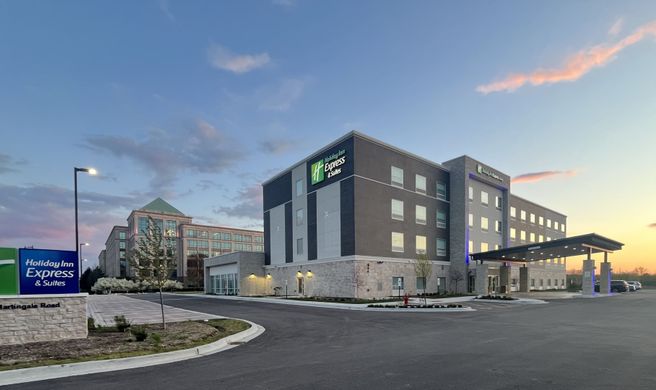 Holiday Inn Express & Suites Chicago Exterior